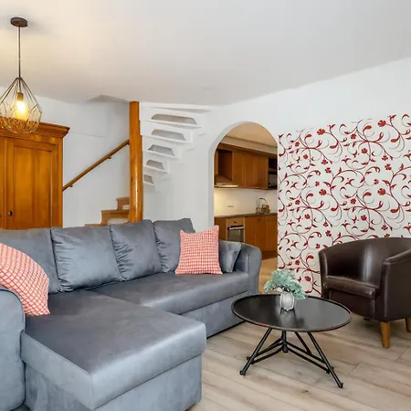 Old Town Penthouse 2 Bedroom On Two Floors شقة *